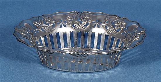 An Edwardian Art Nouveau pierced silver oval dish, by John Round & Son Ltd, length 190mm, weight 3.9oz/122grms.